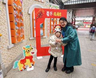 “马”上开学！娃儿戴马头、传承“葡萄园”，这所学校的开学典礼太会了！