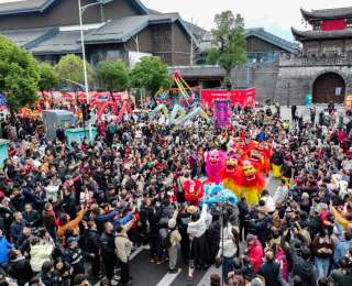 千燈織夜色 煙火暖元宵