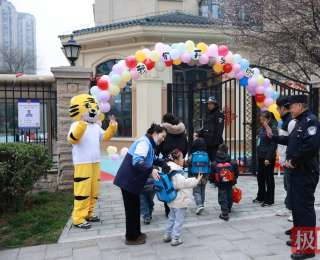 开学第一天，襄阳“警察蓝”守护萌娃平安上学路