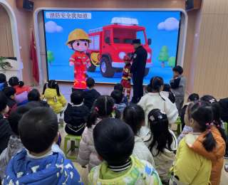 跃骏门迎萌娃，民警进园讲安全