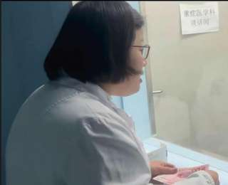 女医生“咆哮”向白发母亲塞200元爱心款引全网关注，大量网友表示要捐款，当事医生等多方回应
