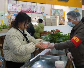 一碗汤圆盛暖意，武昌工学院佳节传情润桃李