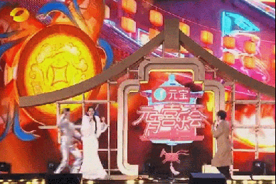 湖南衛(wèi)視元宵晚會直播發(fā)生意外，一名表演嘉賓在完成舞臺動作時意外失誤撞向何炅，何炅：這是要給我拜個晚年嗎