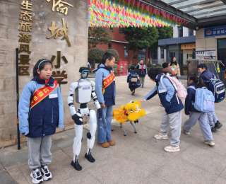 机器狗机器人齐上阵，武汉这所小学开学典礼科技感拉满