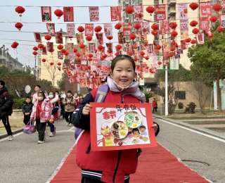 新学期“飞”同一般，武汉一小学开学上演无人机编队秀