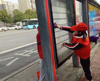 用双手擦亮城市，“红领巾”街头续写雷锋日记