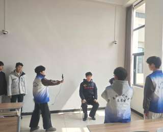 拍摄证件照、简历优化指导，学雷锋日校园里的暖心服务，直击毕业生求职痛点