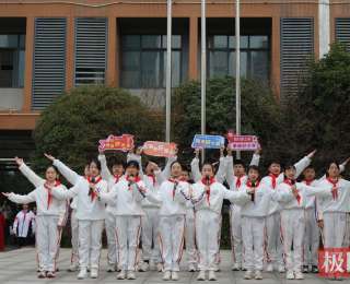 一件毛背心的37年、一个渡江少年的14岁，初中开学典礼聚焦“人生第一粒扣子”