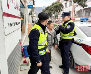 七旬老人路边摔倒，湖北保康民警暖心护送回家