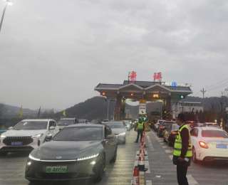 高速服务区爆满怎么办？保康这个收费站紧急“上线”，解决司乘燃眉之急