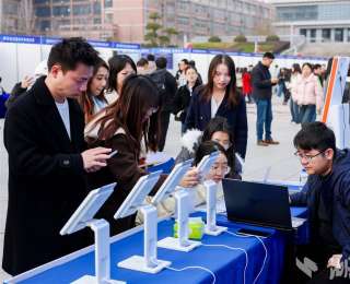 春招玩起“黑科技”：刷脸求职秒投简历