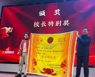 浙江一中学为学生定制专属毛毯奖状，有的学生走出校门时直接披在身上！校方：寓意“一辈子”，以后学生喜欢什么就颁发什么