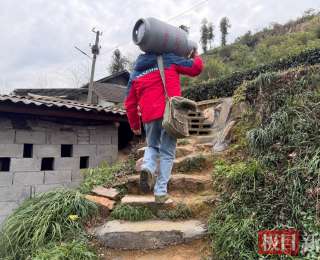 70多名山村老人抄下同一个手机号码，那是清江之畔的“雷锋热线”