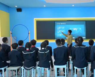 我要学无人机：云南弥勒一小开学第一课