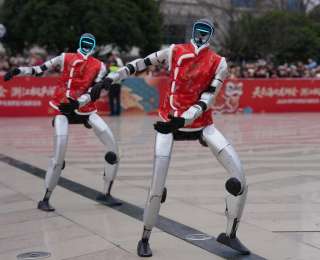 人形机器人，从“会表演”加速迈向“能干活”