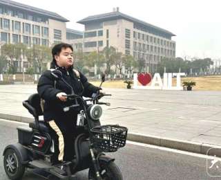 罕见病困不住少年志！安徽大三学子刘雨自强不息 斩获各类奖项近30项