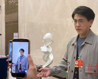 靳東委員：繼續(xù)關(guān)注未成年人短視頻沉迷問題