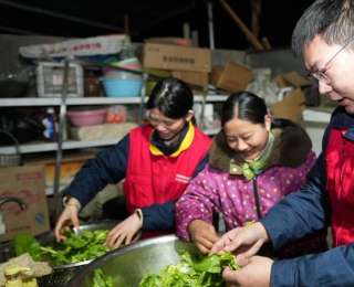 一锅热粥，十年温暖