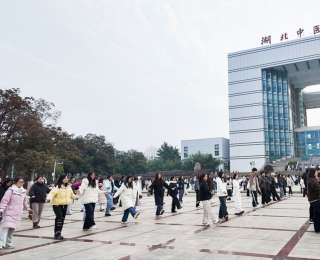 打太極拳！湖北中醫(yī)藥大學(xué)晨練風(fēng)景線(xiàn)又“上線(xiàn)”了