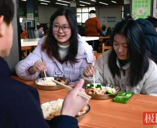 小小餐券暖暖心意，長(zhǎng)江大學(xué)18500張餐券送給全校女師生