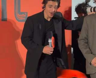 奧斯卡準(zhǔn)影帝“甜茶”北京宣傳《至尊馬蒂》，看見孫穎莎海報(bào)說“我要買這個(gè)”