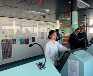 驾巨轮逐梦深蓝，执镜头“破圈”远航——00后“硬核”女三副的成长突围记