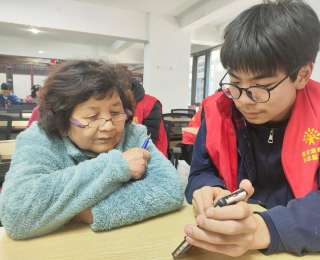 “数字小老师”开课！这群高中生手把手教爷爷奶奶“抠图”