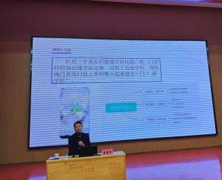 跨学科教学就像“鲫鱼豆腐汤”，教师们研讨如何让“汤”炖出鲜味