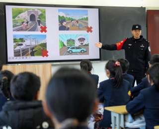 铁路“安全课” 平安伴你行