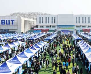 提供就业岗位超2万个，“湖北百校联动”招聘会吸引近200家校友企业齐聚湖工大