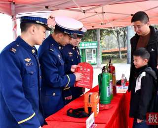 消防器材如何“验明正身”？湖北石首消防“3·15”活动现场教群众辨别真伪方法