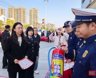 湖北监利消防开展“3·15”主题宣传活动，手把手教市民辨别消防器材真伪