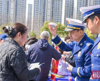 湖北荆州消防开展“3·15”主题宣传活动，消防员“手把手”教市民辨别产品真伪