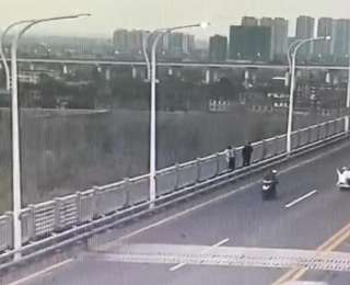 女子在大桥上崩溃痛哭，九江两热心市民耐心陪伴两小时，“谢谢他们陪我走完那段释放压力的路”