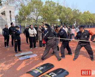 硬核授课带来满满“安全感”，襄城民警手把手教师生防暴禁毒“真功夫”