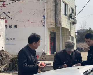 为争灌溉水乡邻差点撕破脸，枣阳民警联合村干部田埂上量出“和气”