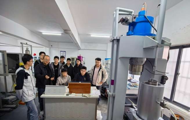 “给CO₂充电，让它下地干活”——长江大学这项CO₂储能技术，让新能源不再“靠天吃饭”