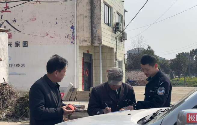 为争灌溉水乡邻差点撕破脸，枣阳民警联合村干部田埂上量出“和气”