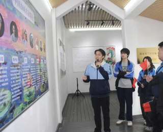 把美术馆搬到校园，把心里话写给父母，这群高三学子大声向父母“告白”