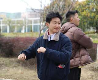 湖北一学校教师招聘出新招：笔试后“健步走”，边走边聊识良师