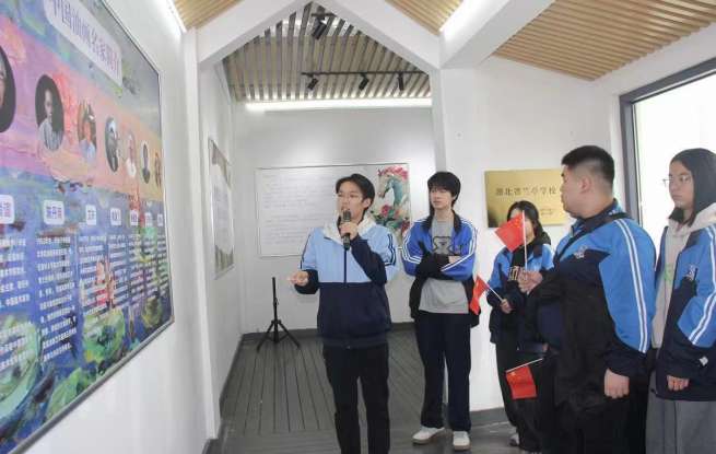 把美术馆搬到校园，把心里话写给父母，这群高三学子大声向父母“告白”