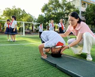 从“赶鸭子上架”到编写教材，她在这所小学扎根33年