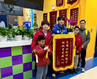 游客在武汉极地突然昏迷，景区紧急施救脱险！康复后全家冒雨送锦旗，让孩子看见善意、懂得感恩、记住温暖