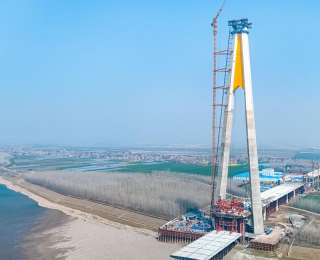 建设者“高空绣花”，荆州两座长江大桥加速生长