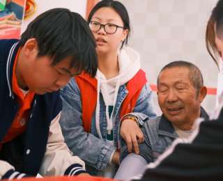 從“第一所高?！钡健懊恐芑丶摇保汉边@所大學的志愿者們與紅安鄉(xiāng)村老人的八年之約