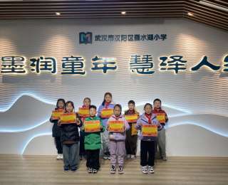 和爸爸造望遠(yuǎn)鏡，用紙盒做機(jī)器人，這群小學(xué)生的寒假“科”好玩