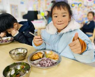 這所幼兒園把“二十四節(jié)氣”搬進(jìn)廚房，春日美味滋養(yǎng)童年