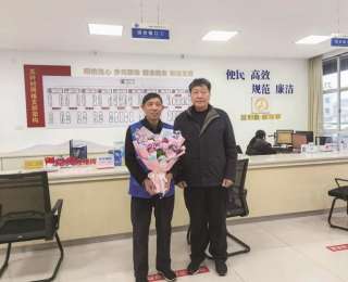 火场逆行！常州退伍老兵、网格员破门救出88岁老人