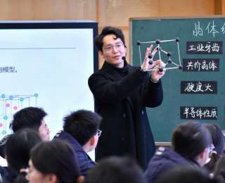 還記得那張“段子試卷”嗎？如今他的化學(xué)課上講起了“科技心臟”