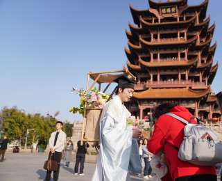 “十二花神”空降黄鹤楼，樱花与名楼共绘春日画卷